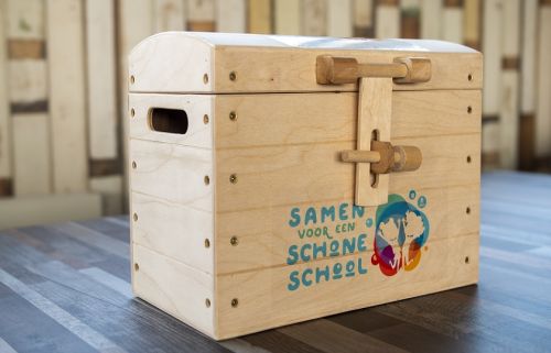 een houten kist met deksel met daarop het logo 'Samen voor een schone school'
