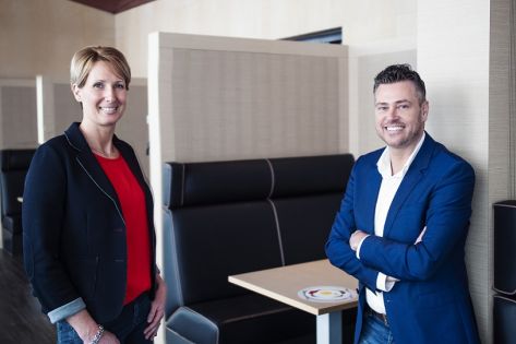 Mieke Sprinkhuizen en Geoffrey Nouws, branchemanagers innovatie van Gom kijken je lachend aan