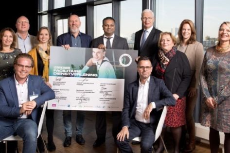 De vertegenwoordigers van Facilicom Group, Vebego, CSU, Randstad, Zadkine, Albeda, VNO-NCW, UWV en de gemeente Rotterdam bij het door hen ondertekende Leerwerkakkoord.