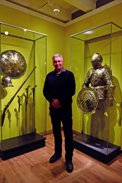 Beveiliger in uniform staat geposeerd in het Hermitage museum voor een aantal stukken uit de Spaanse Meesters tentoonstelling.