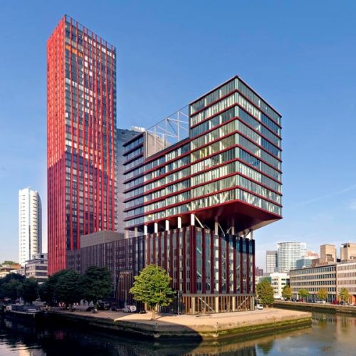 Een rood gebouw genaamd de The Red Apple, dit is een woontoren in Rotterdam en staat naast een parkeergarage genaamd het 'Kopblok'. Dit complex staat aan het water en is 124 meter hoog.