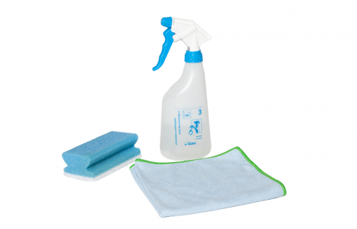 Een blauwe flacon, een blauw sponsje en een blauwe microvezeldoek geschikt voor kantoorschoonmaak