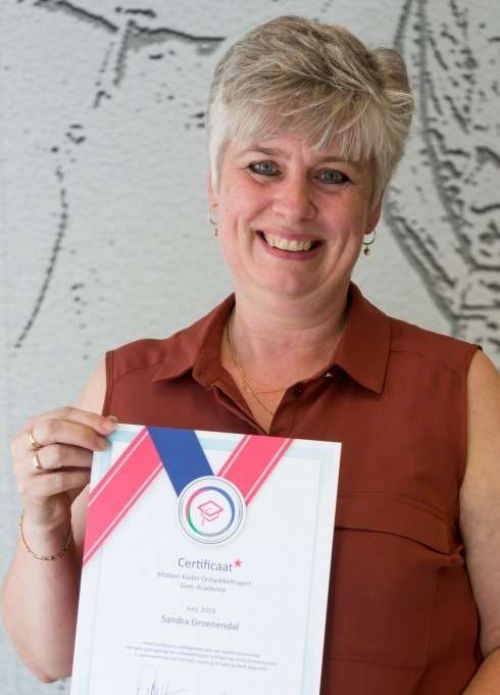 Vol trots houdt Sandra Groenendal haar Fairfield-certificaat omhoog