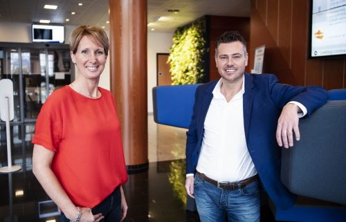 Mieke Sprinkhuizen en Geoffrey Nouws, branchemanagers innovatie bij Gom kijken je lachend aan