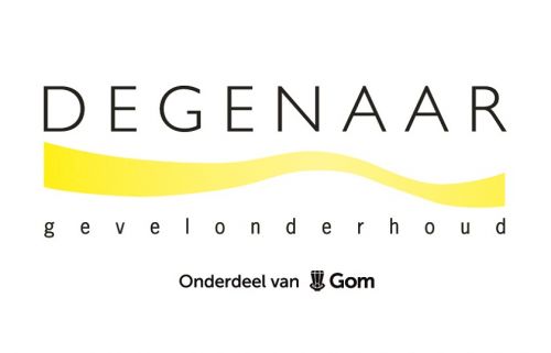 Het logo van Degenaar Gevelonderhoud in zwarte letters met een gele golf ertussen en 'onderdeel van Gom' eronder