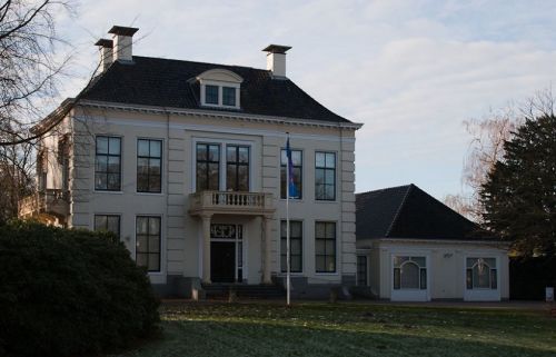 Pand van Kentalis in Haren, genaamd Hemmen; een mooi monumentaal statig wit pand met glas-in-lood ramen