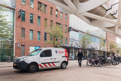 Mannelijke beveiliger loopt naar de mobiele surveillance auto.