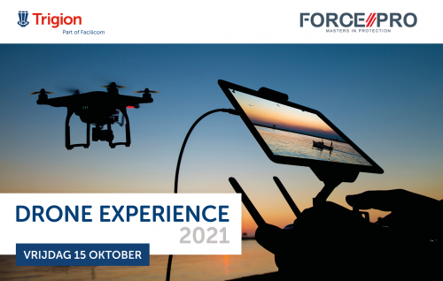 Bij zonsondergang wordt een drone bestuurd door een persoon die de beelden ziet op een schermpje. Op de afbeelding staat dat de drone experience plaatsvindt op 15 oktober.