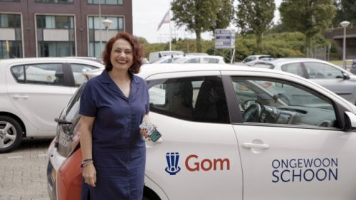 Emine Turksever bij auto van Gom