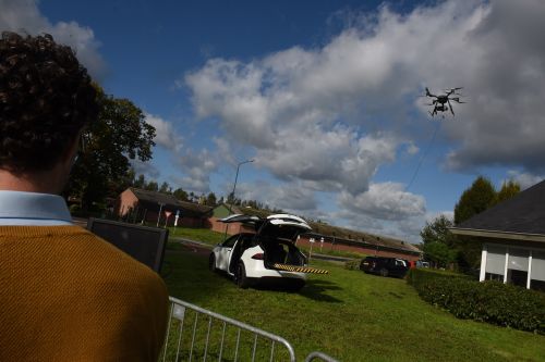 Een deelnemer is aan het vliegen met een drone tijdens de Drone Experiece 2021.