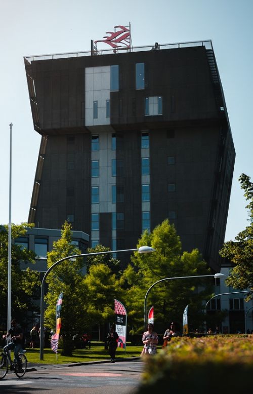de toren van het Zernikecampus van Hanzehogeschool