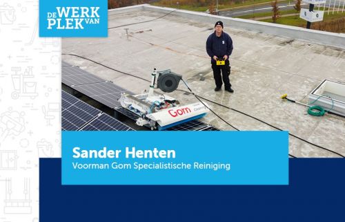 Medewerker Sander Henten staat met de Solar Max op het dak om zonnepanelen te reinigen; deze afbeelding staat in een kader met daarin in een lichtblauw vlak zijn naam en functie
