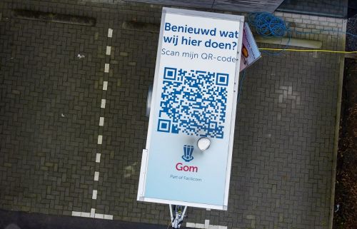 van bovenaf gezien de aanhangwagen van de solar cleaning, waarbij de QR code zichtbaar is voor meer informatie over het reinigen van zonnepanelen