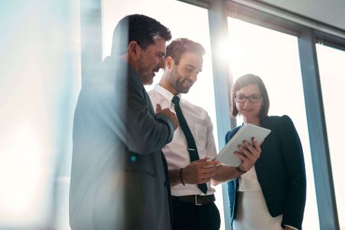 Medewerkers energiemanagement die datarapport energiemonitoring bekijken
