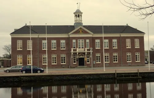 Het stadhuis van Den Helder van de voorkant gezien