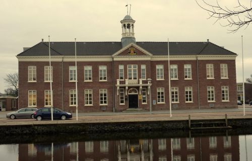 Het stadhuis van Den Helder van de voorkant gezien