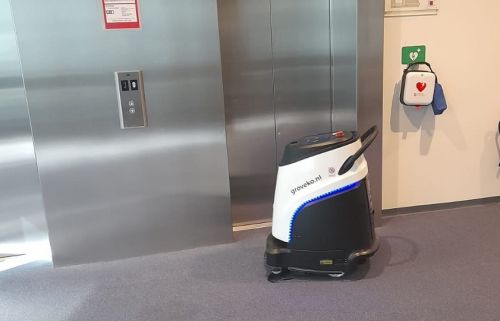de robot Ecobot 40 rijdt zelfstandig langs de lift