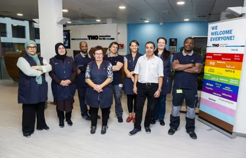 Een groepsfoto van het negen-koppige team van Gom Offices, werkzaam bij TNO