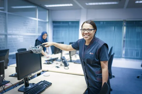 Twee schoonmaakmedewerkers aan het werk 