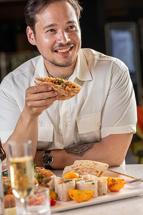 man eet volkoren pita