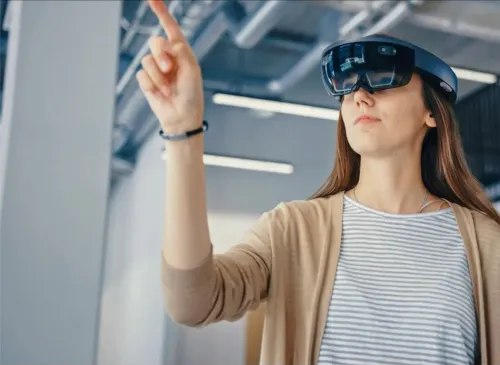 vrouw met VR bril en augmented reality