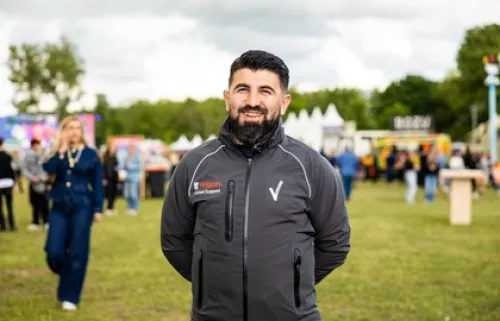 taken van een evenementenbeveiliger