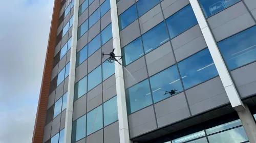 drone maakt ramen schoon