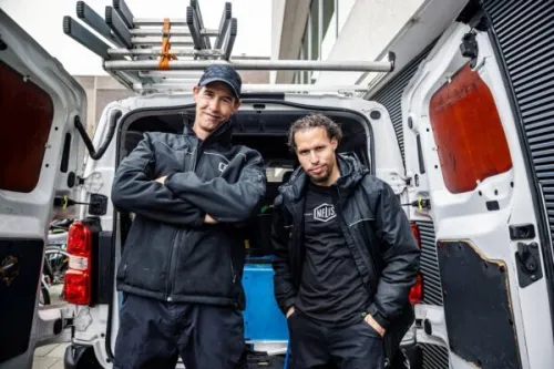 medewerkers Nelis bij hun werkbusje