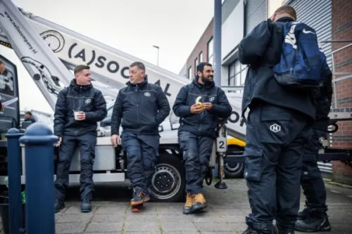 Medewerkers Nelis Den Haag drinken koffie