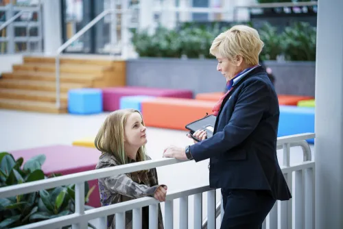 Dame Gom met tablet voor data