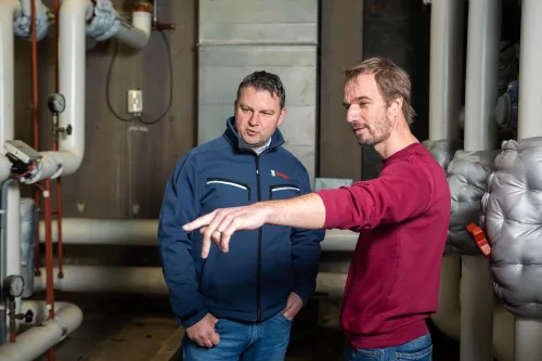 Dalibor en Joost praten met elkaar