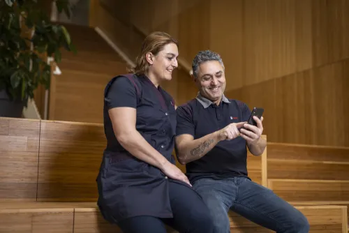 Schoonmaker vult medewerkersonderzoek in van Gom