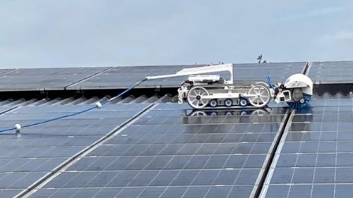 Het solar-cleaning-apparaat van Gom Specialistische Reiniging reinigt zonnepanelen