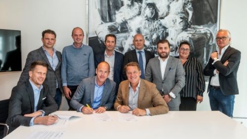 Rem Bastiaens (directeur theaters Stage Entertainment Nederland), Bas Niemeijer (commercieel directeur Gom) en Albert Verlinde (managing director Stage Entertainment Nederland) tekenen onder toeziend oog van alle betrokkenen van beide partijen het nieuwe contract