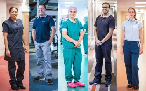 Vijf Gom-medewerkers in verschillende beroepsuniformen poseren naast elkaar in hun werkomgeving.