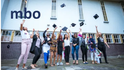 uitbundige mbo-studenten die geslaagd zijn