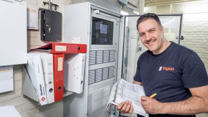 Monteur controleert het alarm- en brandsysteem. Monteur controleert het alarm- en brandsysteem.