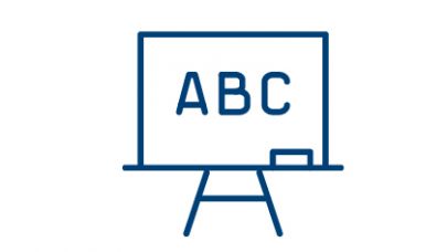 Blauw getekend icoon met een schoolbord en daarop abc geprojecteerd.