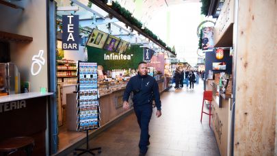 Een retailbeveiliger loopt door de winkelstraat. Een retailbeveiliger loopt door de winkelstraat.