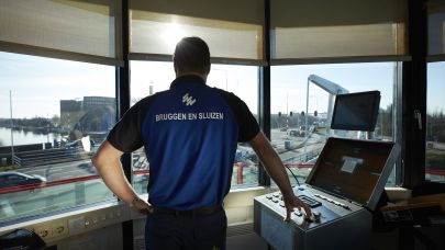 Sluizen en bruggen bedienen