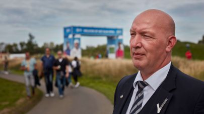 Mannelijke Trigion beveiliger die alles in de gaten houdt.