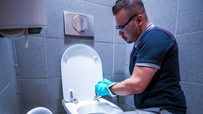 een medewerker van Gom Specialistische Reiniging monteert de toiletbril na dieptereiniging een medewerker van Gom Specialistische Reiniging monteert de toiletbril na dieptereiniging