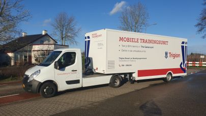 De Trigion mobiele trainingsunit rijdt voor waarin je BHV-opleidingen kunt geven door middel van een gameroom en simulatieruimte.