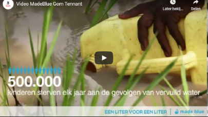 een videostil van een jerrycan die in een slootje water wordt gehouden