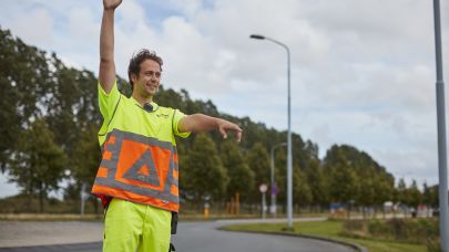 verkeersregelaar in fluor kleding met gespreide armen verkeersregelaar in fluor kleding met gespreide armen