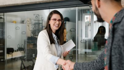 Man en vrouw geven elkaar hand ter kennismaking