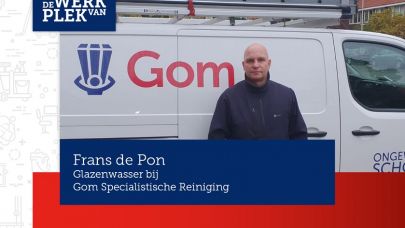 Frans de Pon, glazenwasser bij Gom Specialistische Reiniging, staat voor zijn werkbus