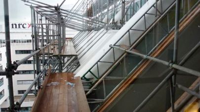 een dak in de steigers vanwege renovatiewerkzaamheden een dak in de steigers vanwege renovatiewerkzaamheden
