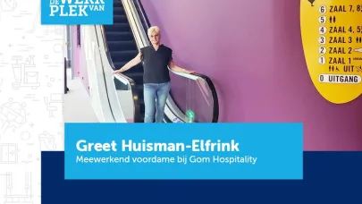Voorvrouw Greet Huisman staat voor de roltrap in de Pathé bioscoop