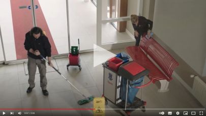 Schoonmakers van Gom Openbare Ruimten tijdens het schoonmaken voor woningcorporatie Woonstad Rotterdam 